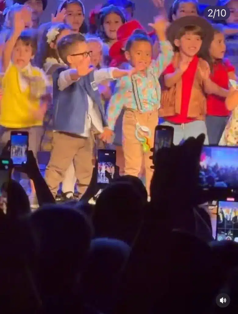 Joaquim, filho de Viviane Araújo e Guilherme Militão, se apresentando na creche