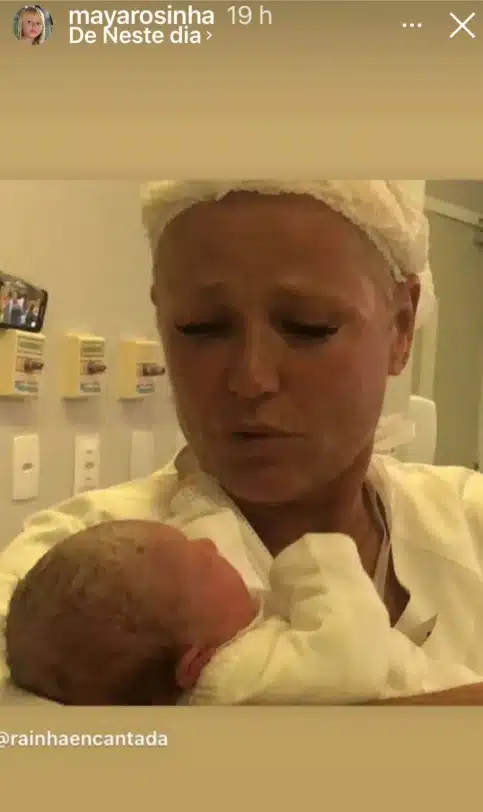 Xuxa Meneghel posa com bebê nos braços e surpreende