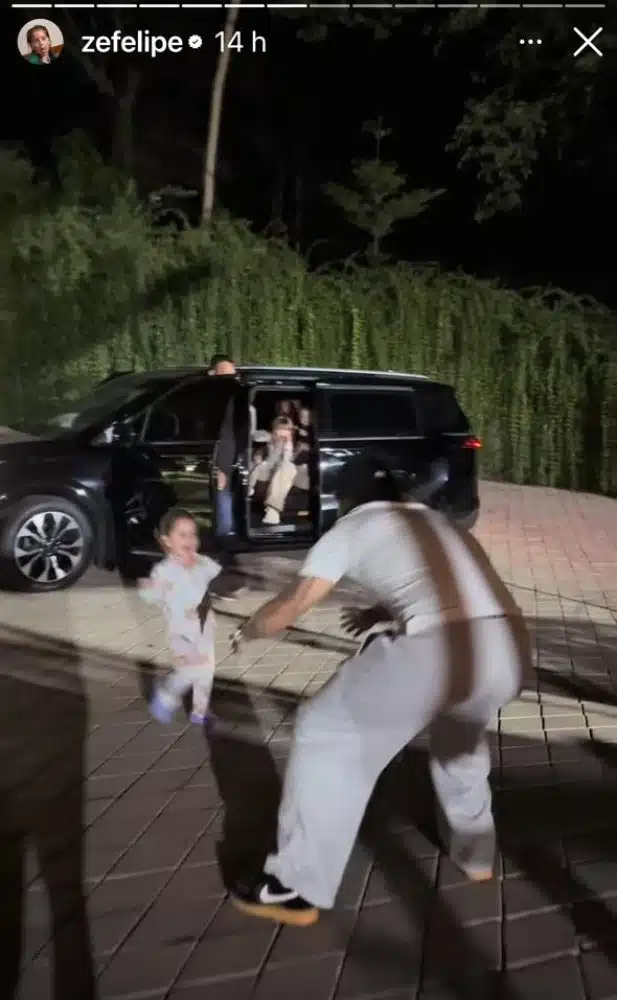 Maria Flor encontra o pai, Zé Felipe, e logo pergunta por Ana Castela