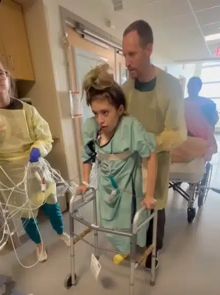 Garota já faz fisioterapia e mostrou