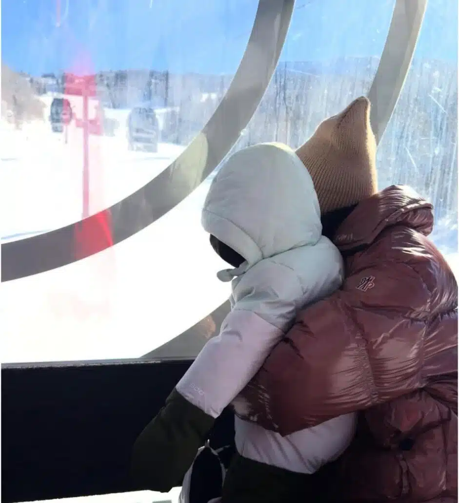 O bebê de Rebeca e Alexandre Pato posa em viagem na neve