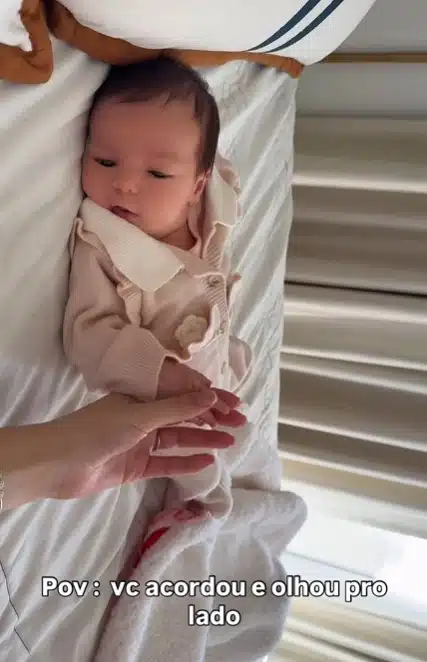 Any Awuada exibindo a filha recém-nascida