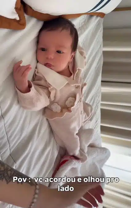 Any Awuada mostrando sua bebê que se pareceria muito com o pai