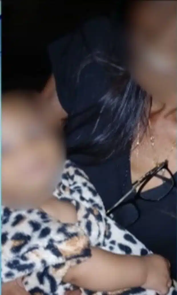 A mãe junto com a bebê após o pai tê-la abandonado