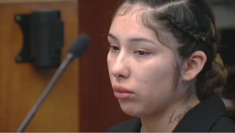 Mãe deixa 2 bebês no carro pra preencher boca, 1 não resiste