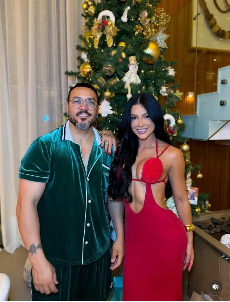 Belo posou com a namorada usando verde no Natal