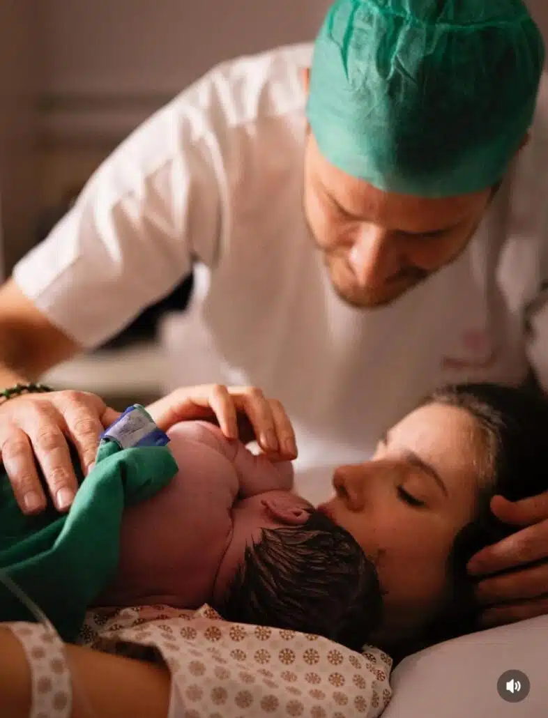 Camila Queiroz e Klebber anunciaram o nascimento da bebê