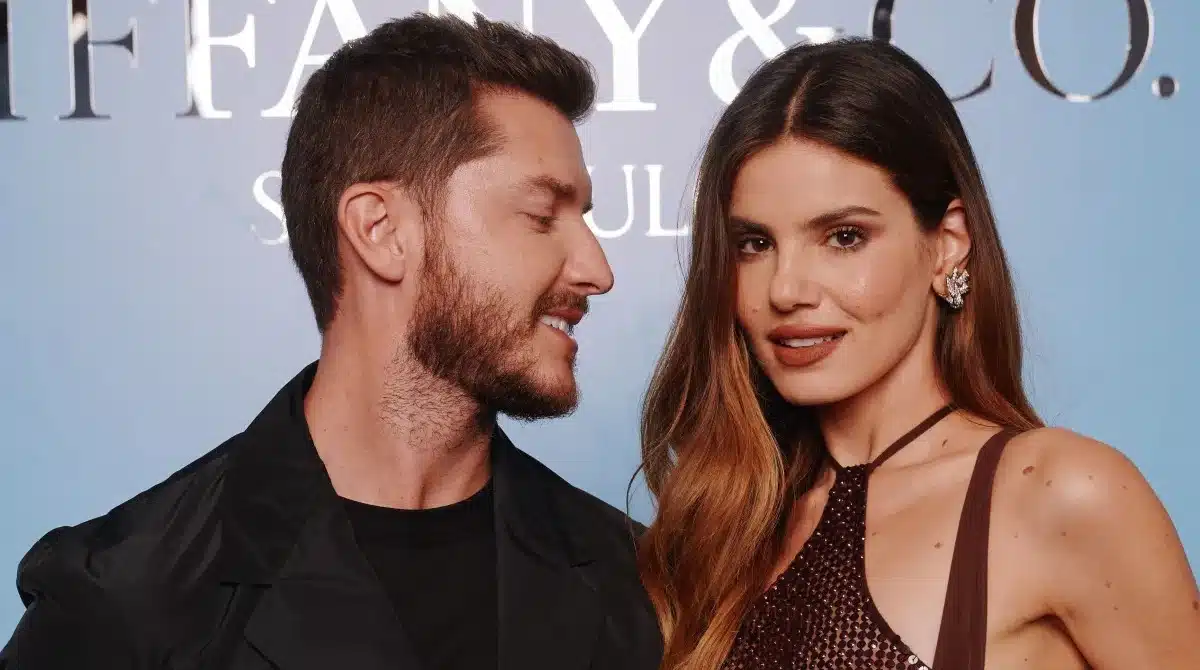 Klebber e Camila Queiroz mostraram sua recém-nascida de apenas 15 dias