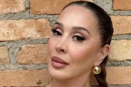 Claudia Raia mostra o filho mais novo colhendo pêssegos