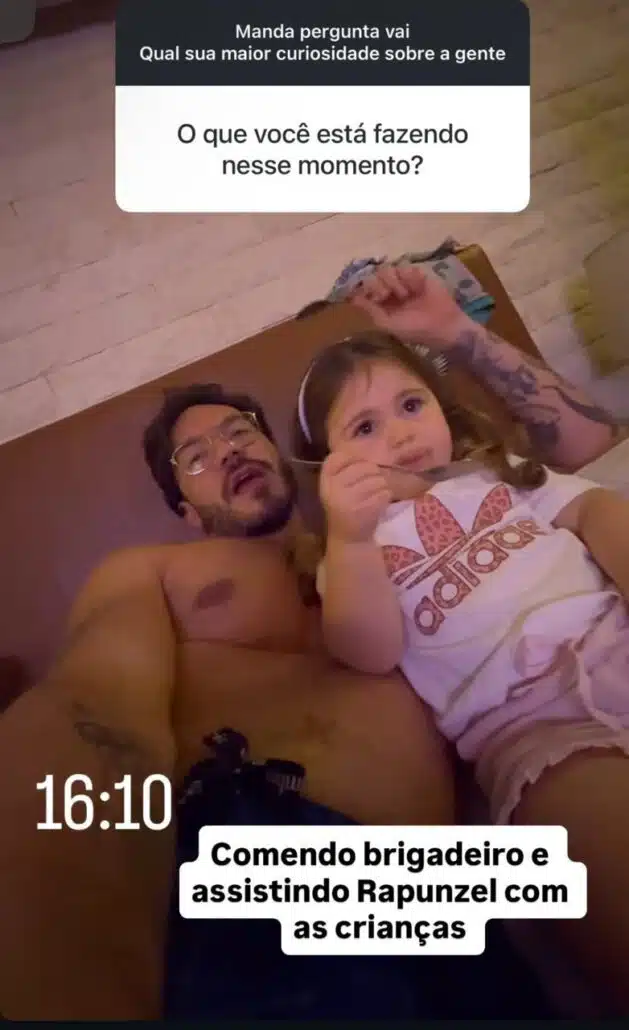 Eliezer posa com a filha, em casa