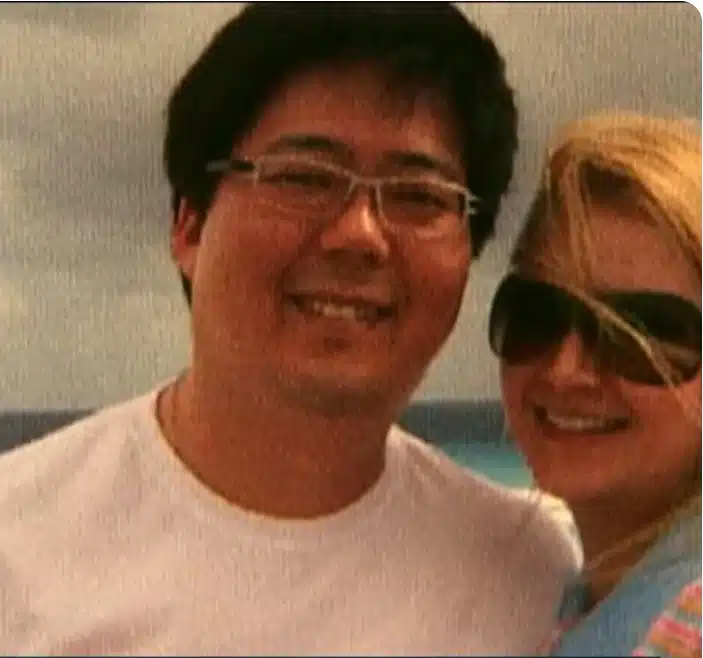 Elize Matsunaga ao lado de Marcos