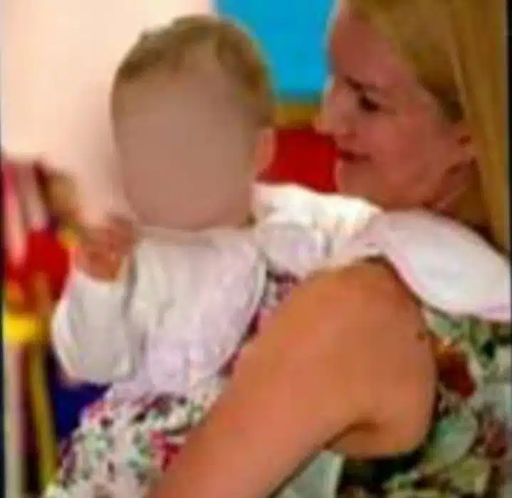 Elize Matsunaga junto com a filha antes de tudo