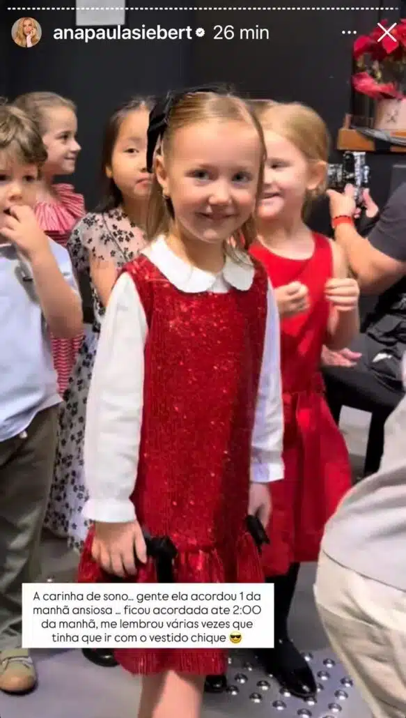 Vicky, filha de Ana e Roberto Justus, também se apresentou na escola