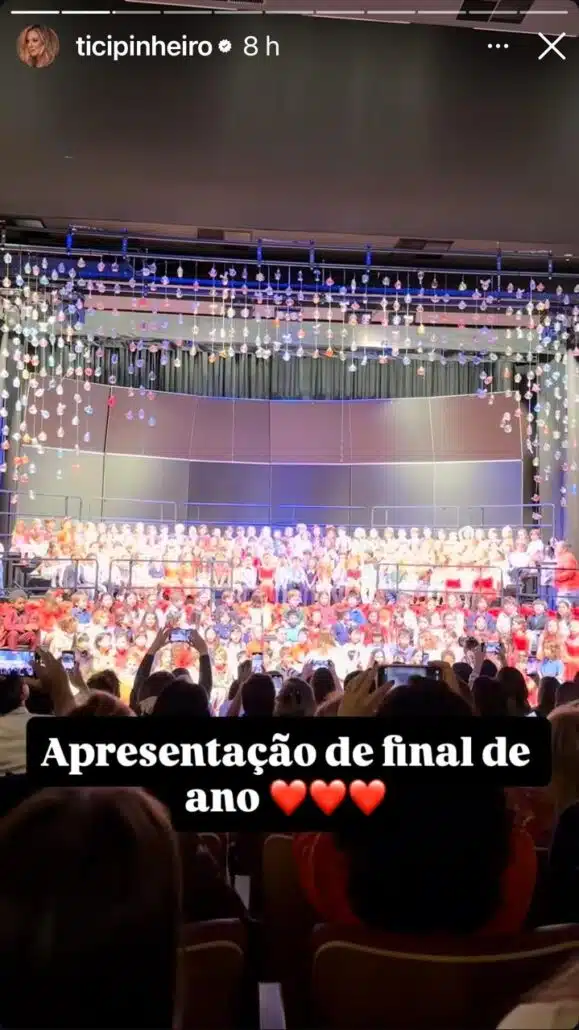 Familiares de Roberto Justus posam em colégio americano