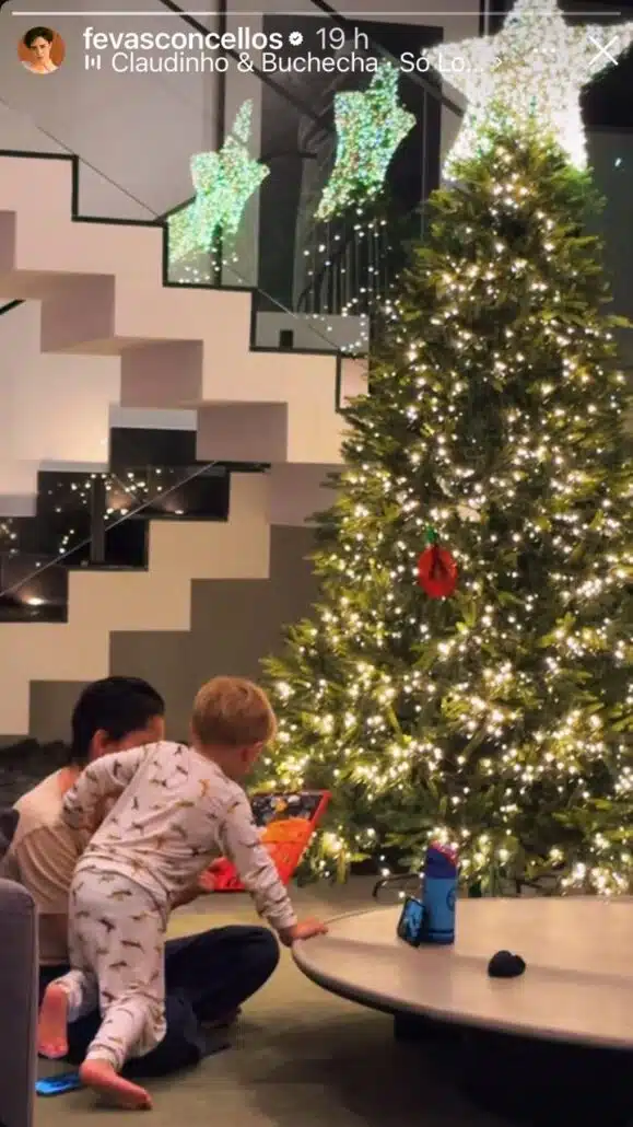 Fernanda Vasconcellos e Romeo diante da árvore de Natal da família