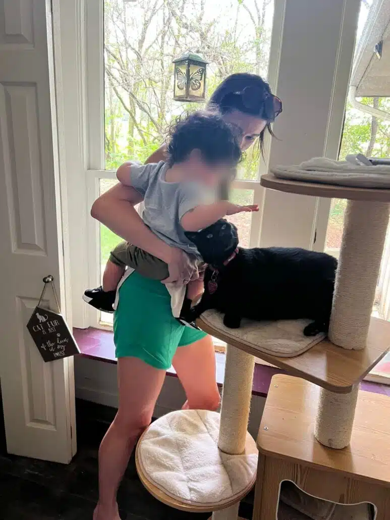 Repórter com o filho nos braços e o pet