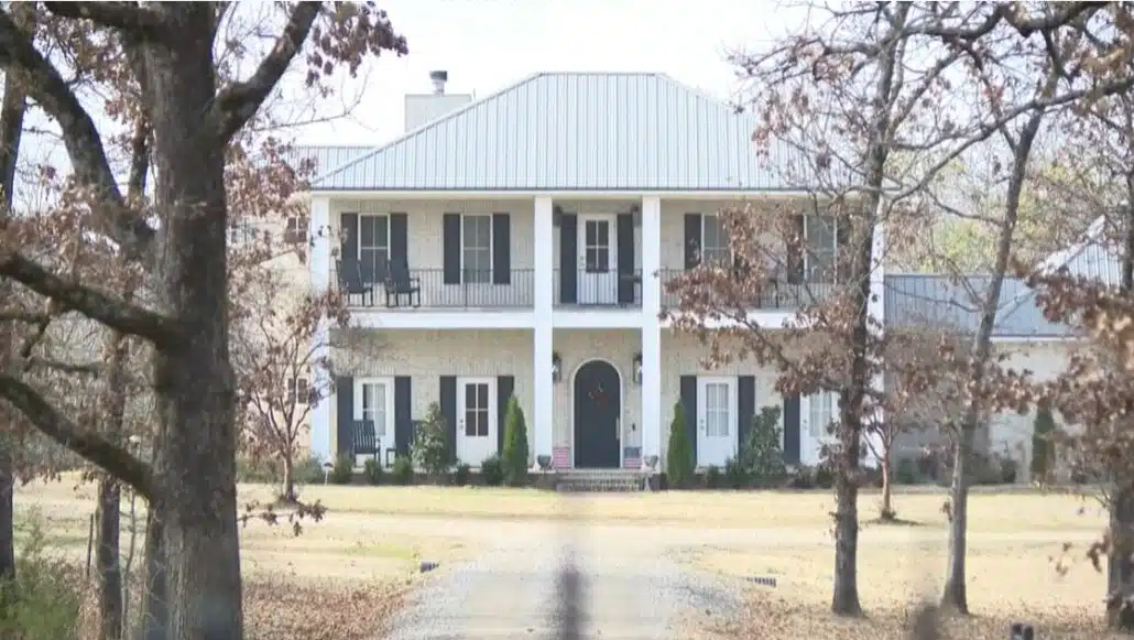 Mansão onde mãe e filhos gêmeos foram achados sem vida
