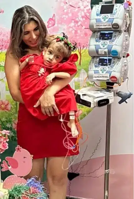 Gêmea Aruna com a mãe depois da separação