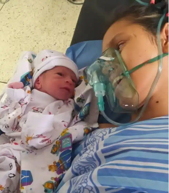 A mulher especial com o filho logo após o parto