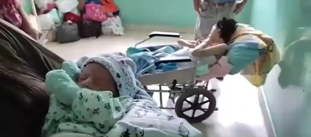 A mulher especial junto do filho recém-nascido