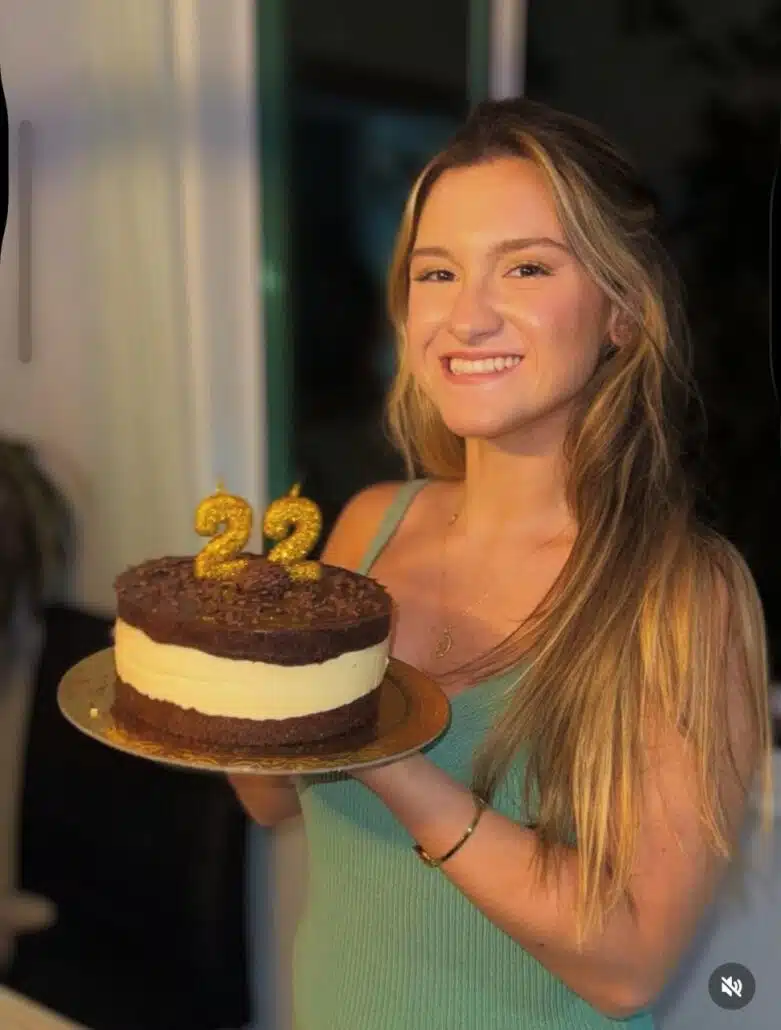 A outra gêmea de Gugu, Marina, mostrou a comemoração de seus 22 anos