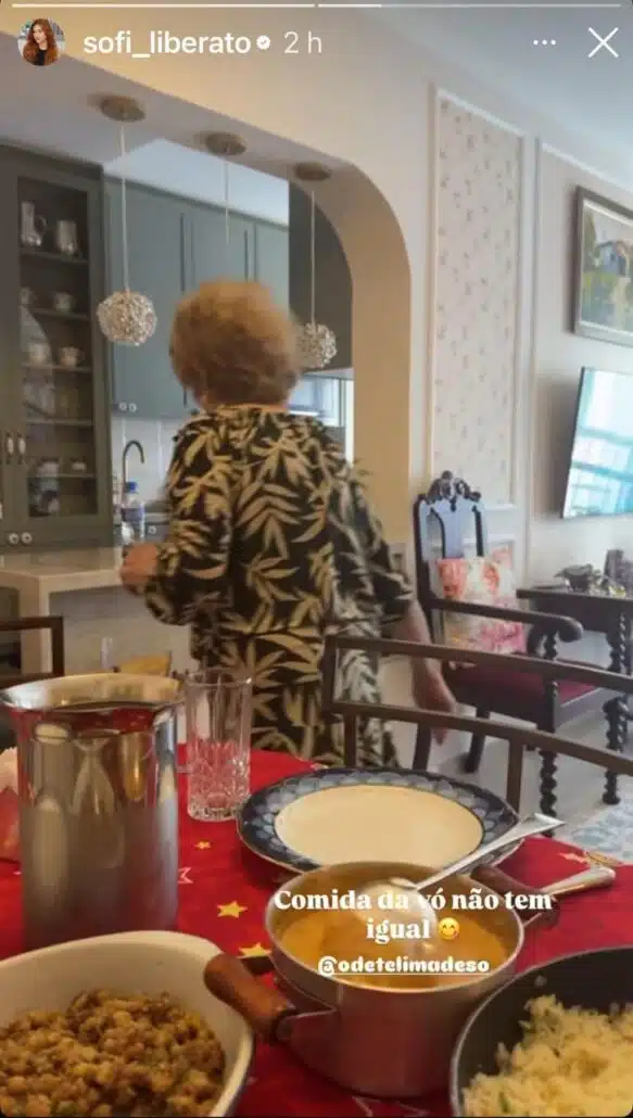 Filha de Gugu surge almoçando na casa da vó e se declara