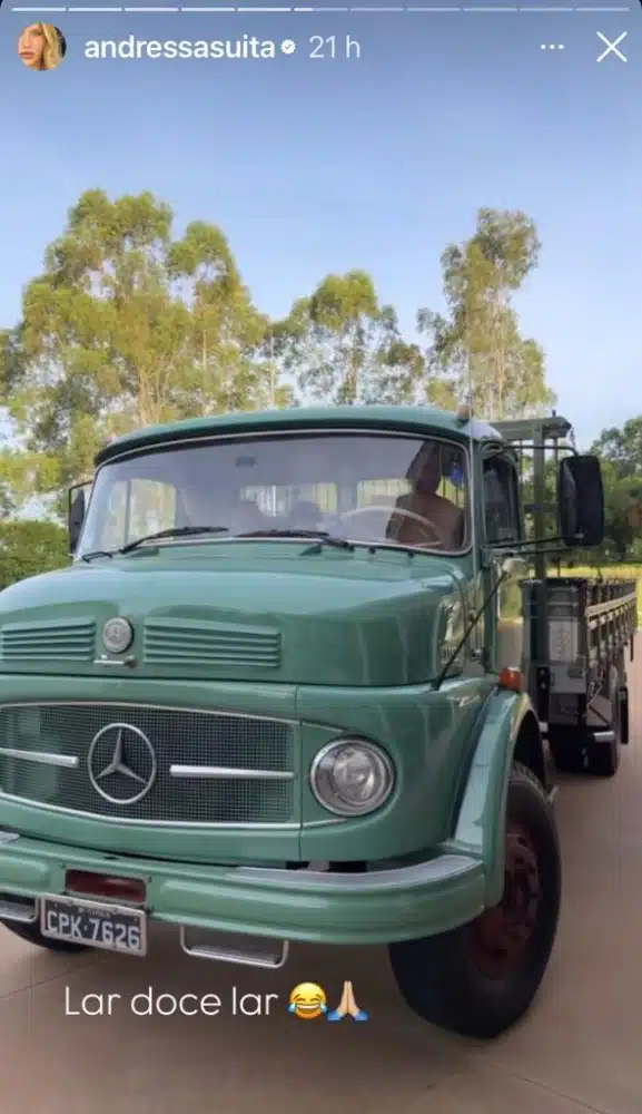 O cantor Gusttavo Lima dirige caminhão com filhos de carona
