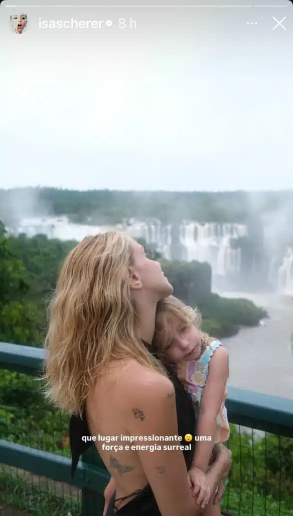 Isa Scherer posa com a filha nas Cataratas