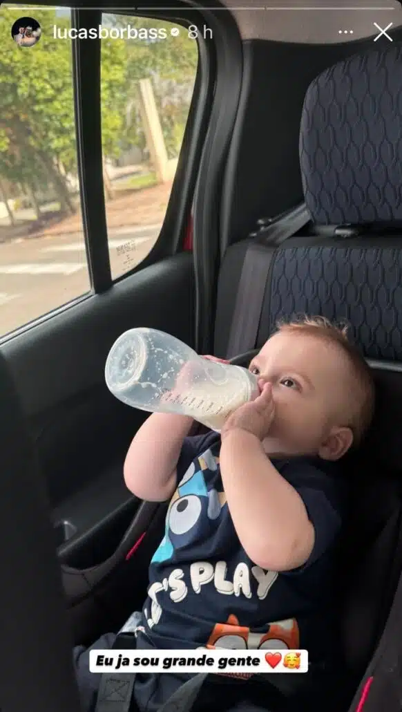 Arthur, filho de Isabel Veloso e Lucas, passeando com o pai