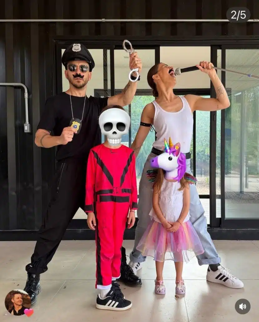 Junior Lima e Monica Benini posam com os filhos