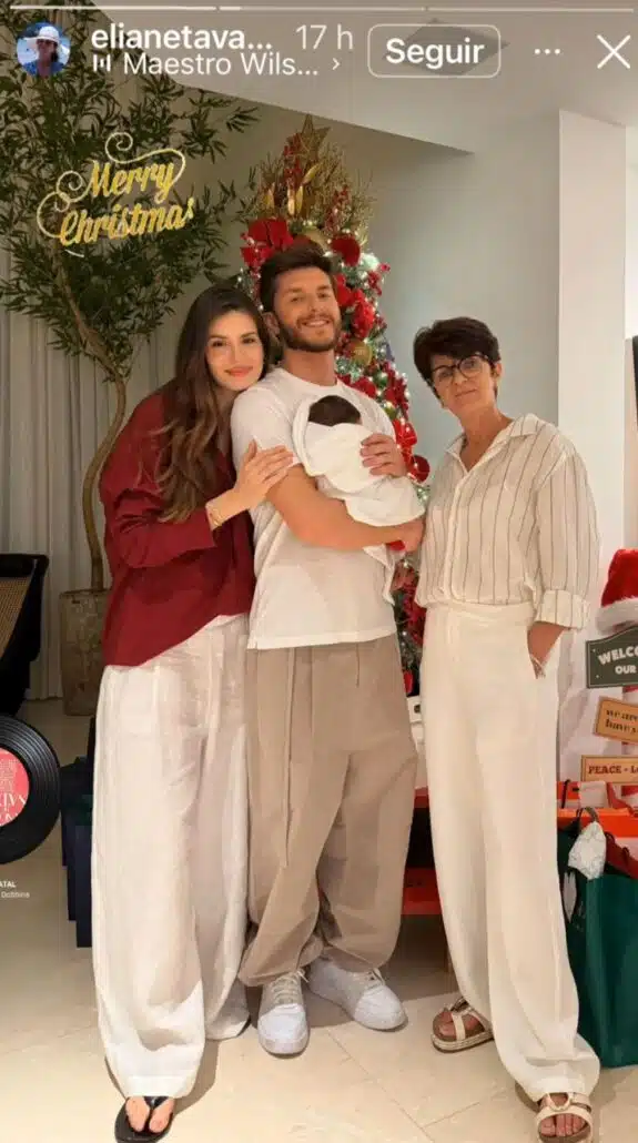 Clara, bebê de Camila Queiroz e Klebber Toledo, posa com os pais e a avó materna