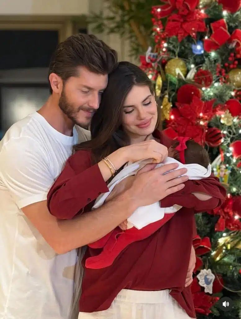 Klebber Toledo e Camila Queiroz em lindas fotos com a bebê, no Natal