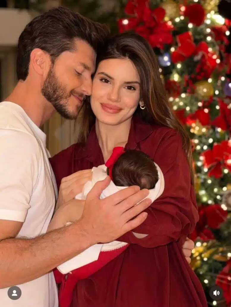 Klebber Toledo e Camila Queiroz mostram sua bebê e se declaram