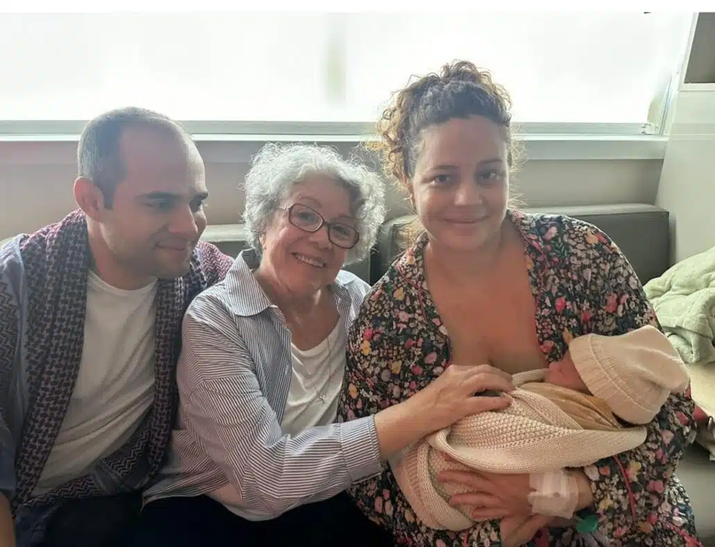 Leandra Leal mostra a mãe, Angela Leal, com seu bebê recém-nascido