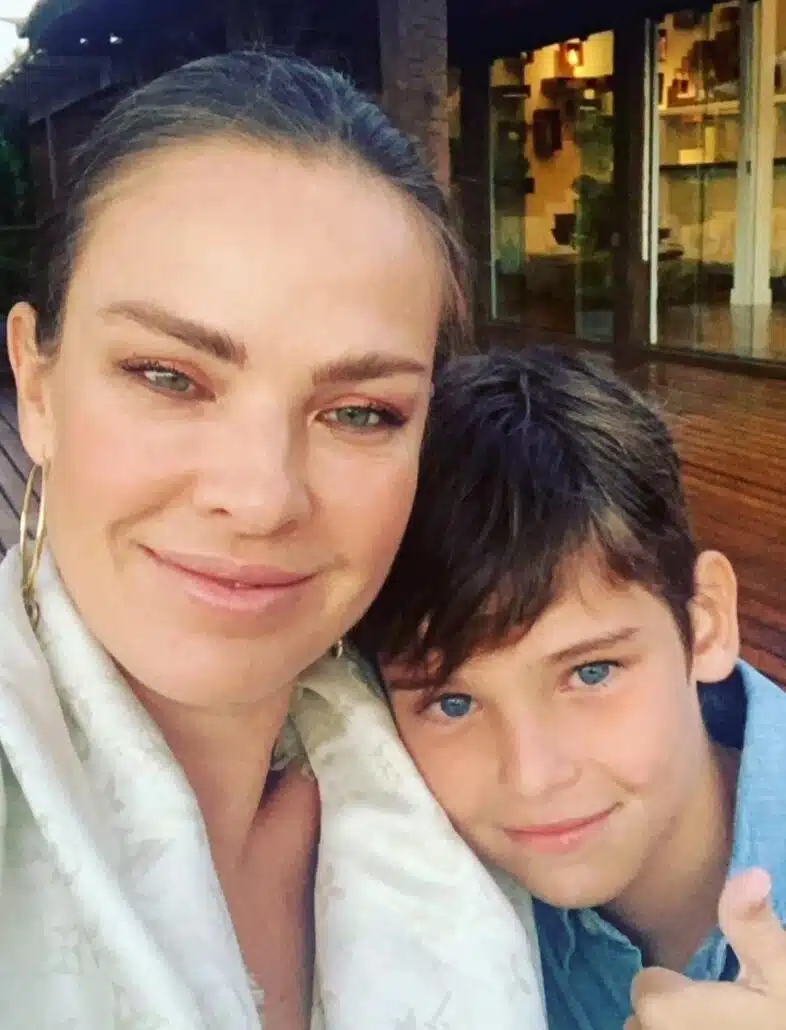 Leticia Birkheuer em uma foto antiga com o filho, João