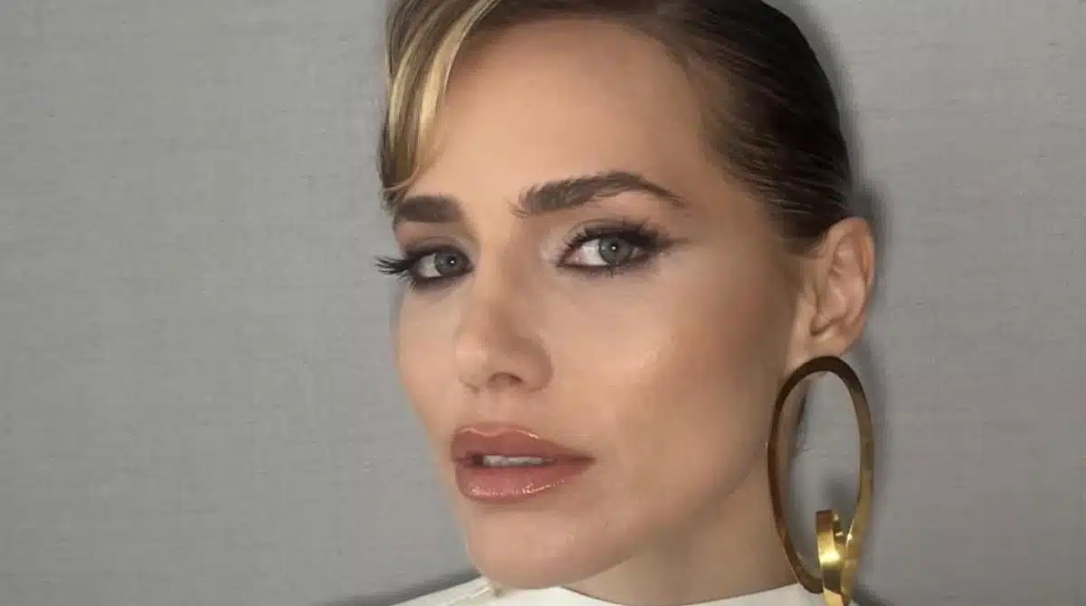 Letícia Colin posa em viagem com o filho e revela reconciliação com ex