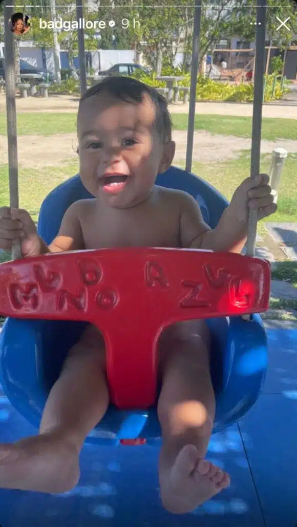 Rás, bebê de Lorena Maria e MC Daniel, no balanço