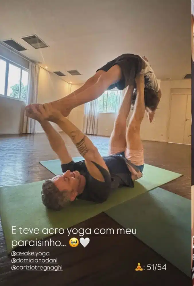 Lucas Lima com o filho praticando acro yoga
