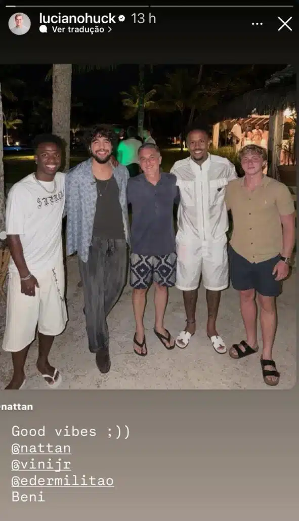 Luciano Huck posa com filho e convidados da festa de Virgínia e Vini