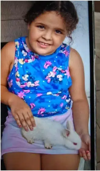 Filha de seis anos partiu após sua mãe jogá-la do prédio