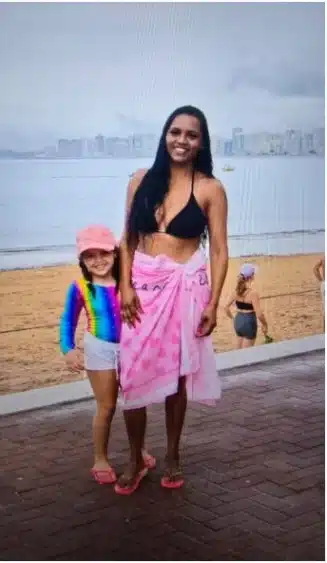 A mãe Ester Coelho jogou sua filha de 6 anos do prédio