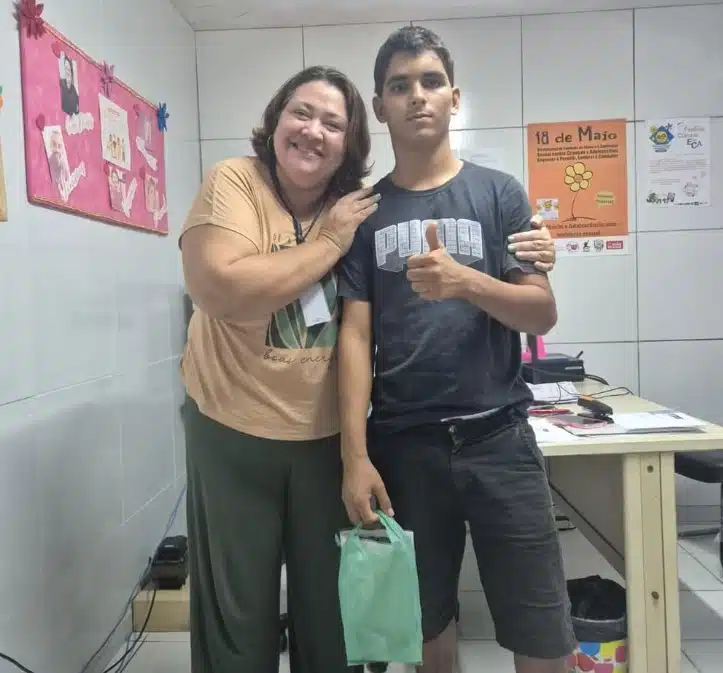 Vaqueirinho ao lado da Conselheira Tutelar