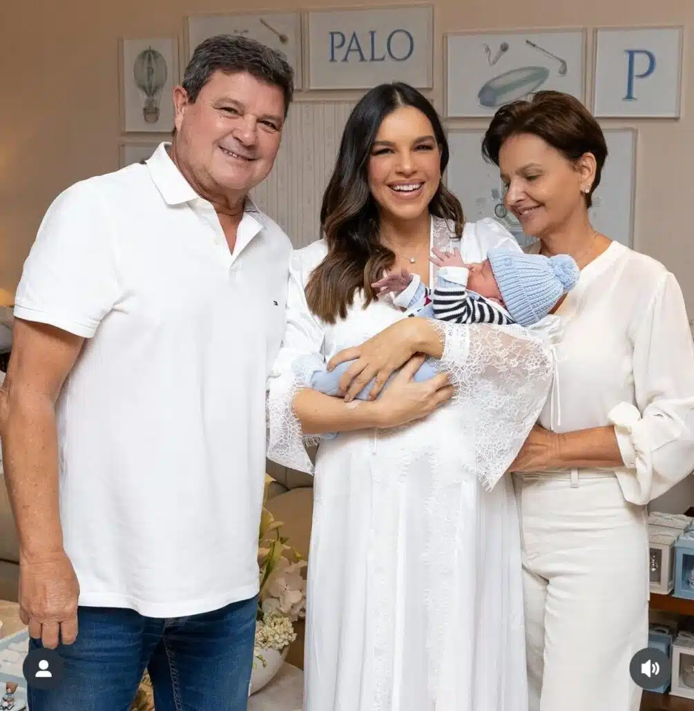 Marina Rios mostra o recém-nascido com os avós