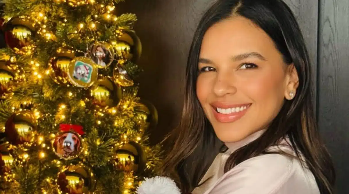 Mariana Rios posa com o bebê e revela decoração da maternidade