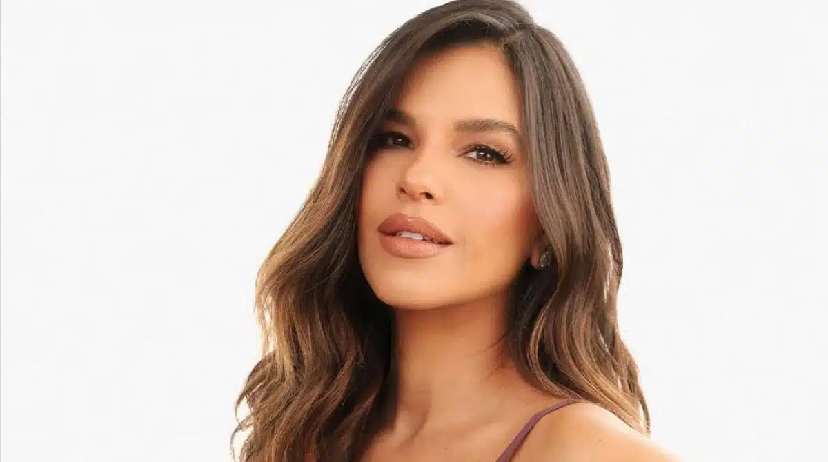 A atriz Mariana Rios mostra o recém-nascido em casa pela 1ª vez