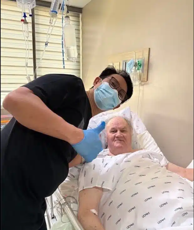 Pai de Meghan Markle junto com o médico que o operou