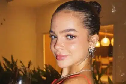A atriz Mel Maia posa com o pai, após adeus a mãe