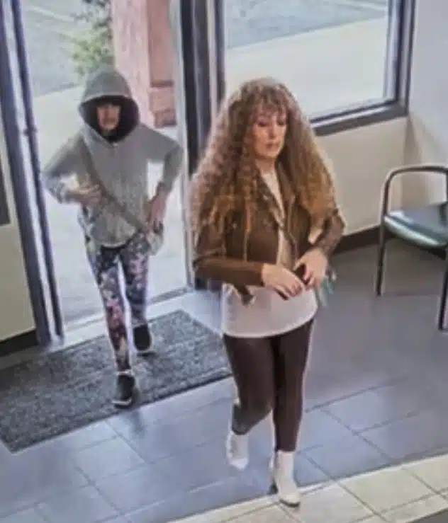 A menina Melodee junto de sua mãe