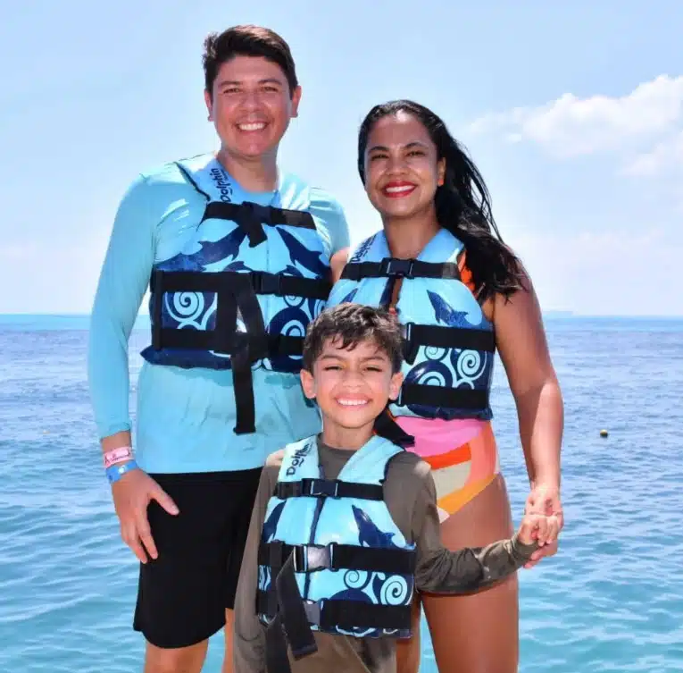 O menino Benício Xavier Freitas junto com os pais