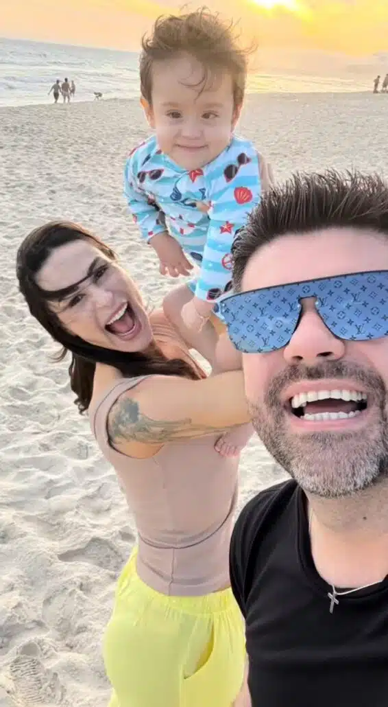 José. bebê prematuro extremo de Nadja Haddad, na praia com os papais